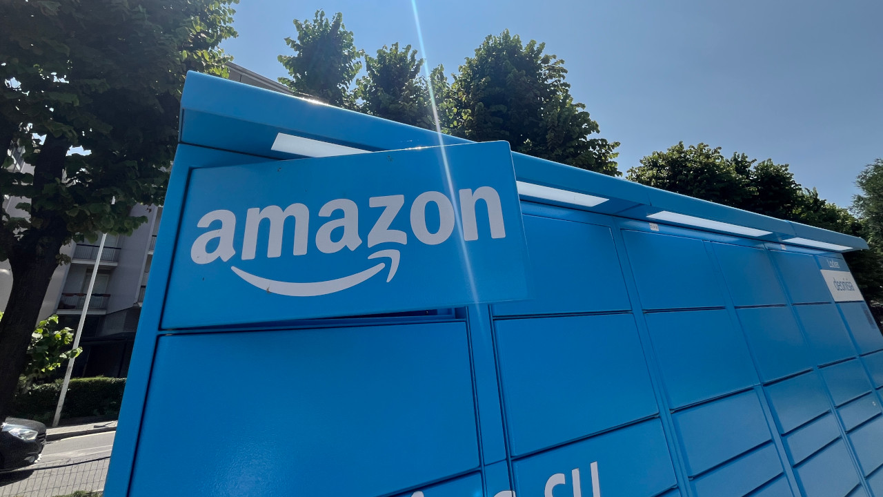 Un hub di 'Amazon' dove si consegnano i prodotti venduti dal portale