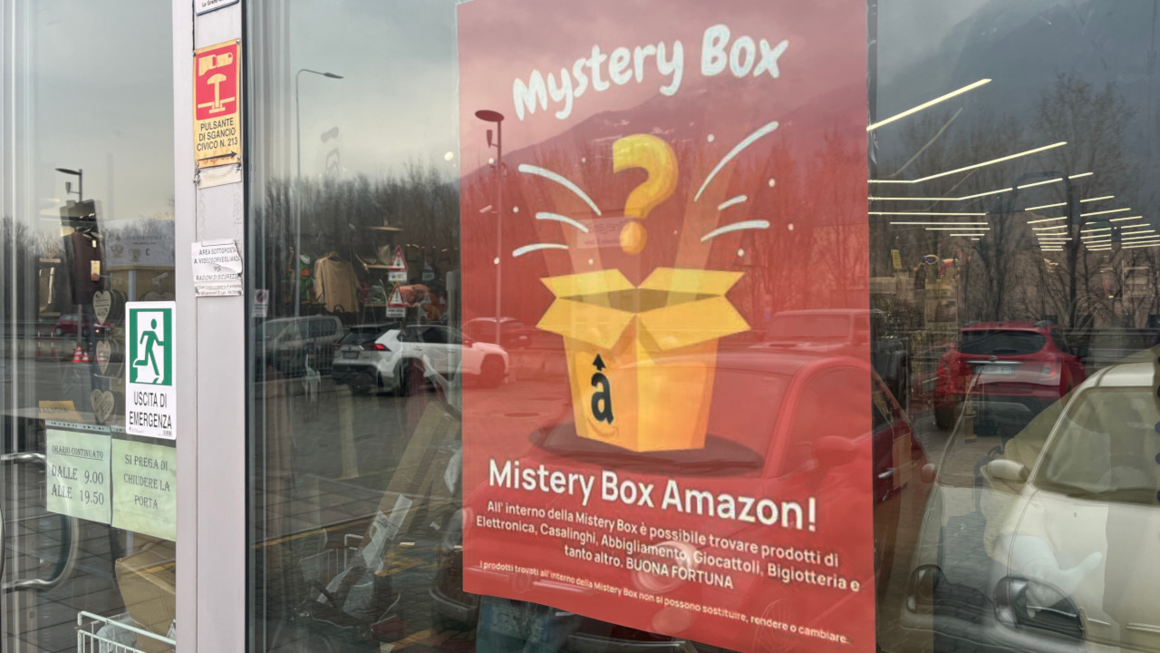 Il cartello che promuove le 'mystery box amazon' nel negozio di Saint-Christophe