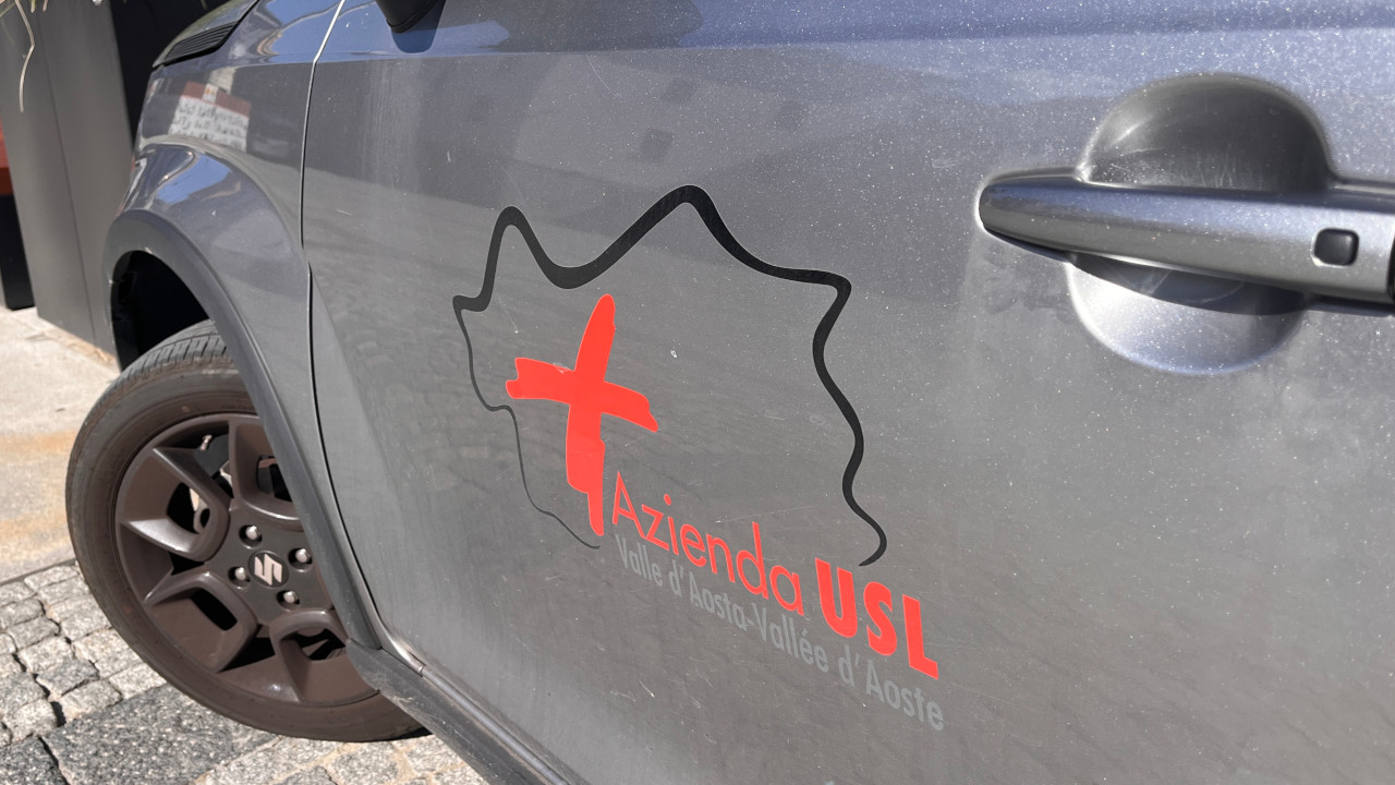 Il dettaglio di un mezzo dell'Azienda Usl