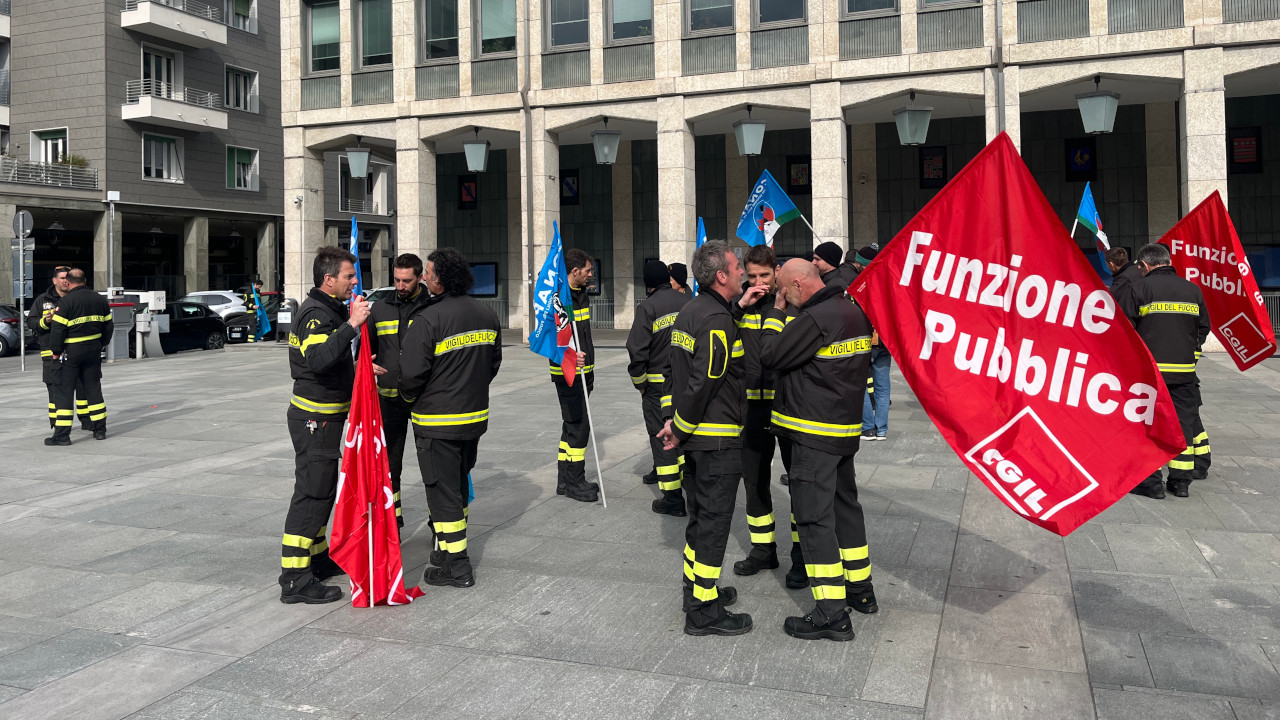 La manifestazione dei Vigili del fuoco sotto Palazzo regionale