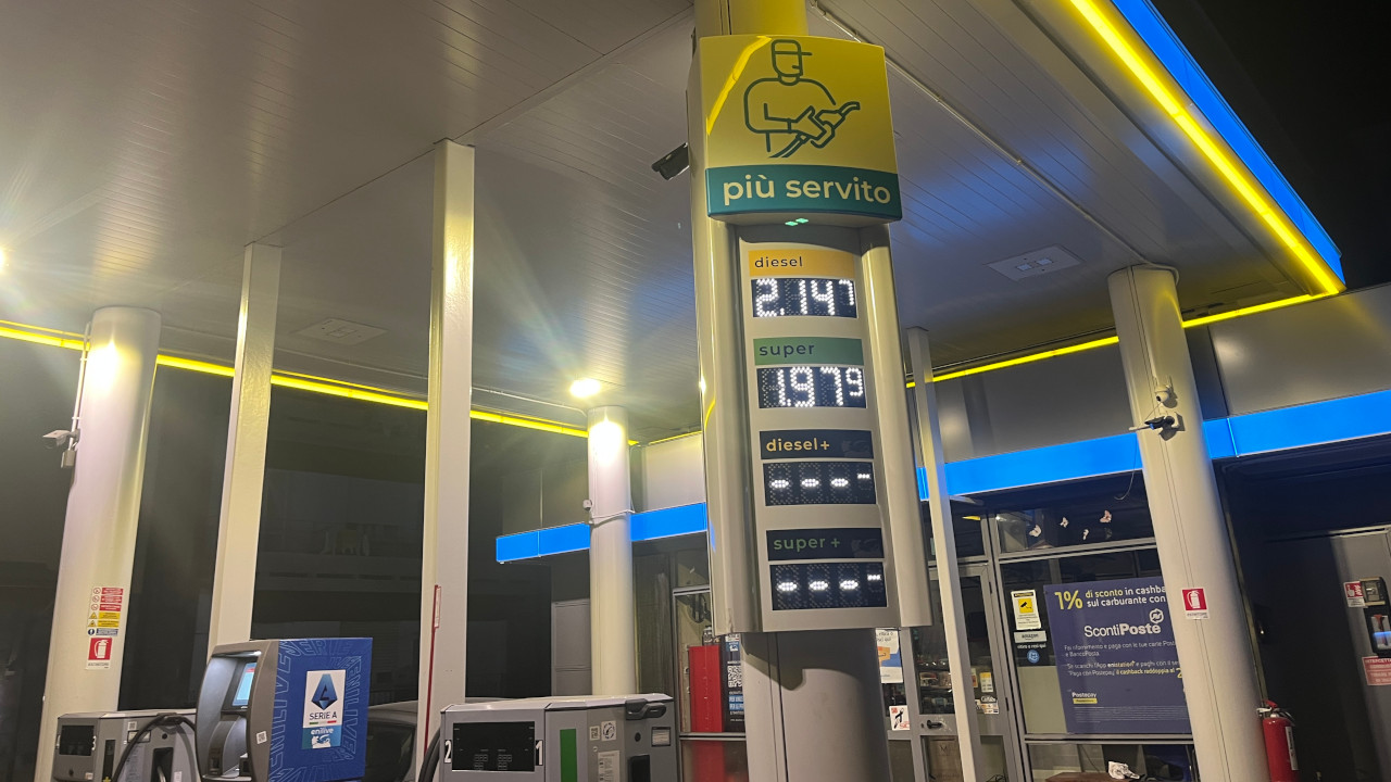 HOMEPAGE 2 I prezzi del carburante 'servito' in un distributore ad Aosta