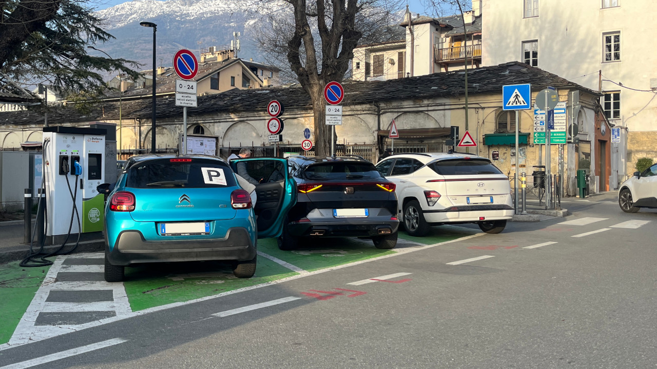 Auto elettriche in ricarica ad Aosta, con l'immancabile abusivo