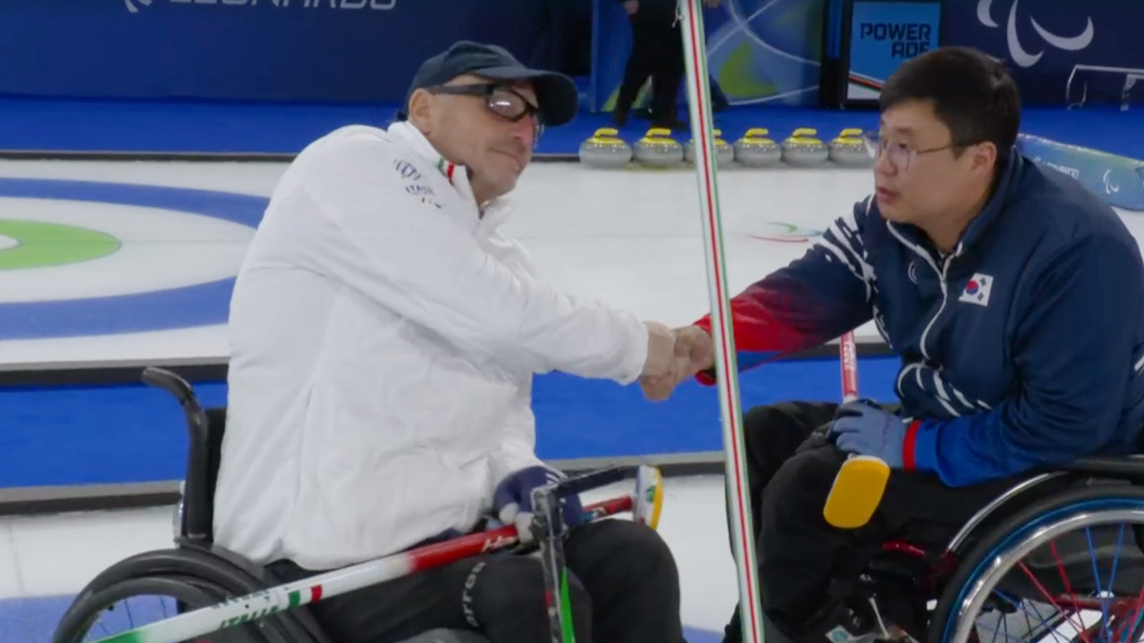 Fabrizio Bich si congratula con l'avversario alla fine della partita