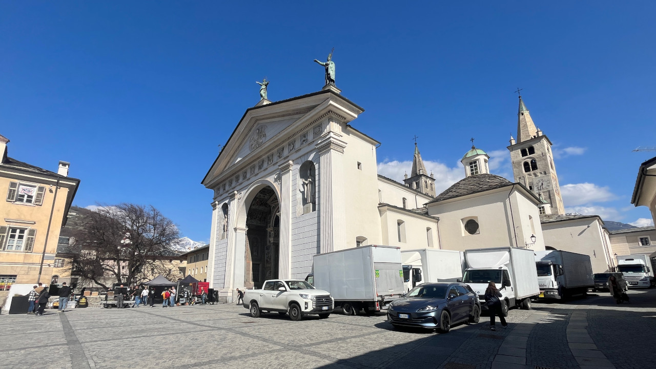 Il set di 'Rocco Schiavone 7' davanti alla cattedrale di Aosta