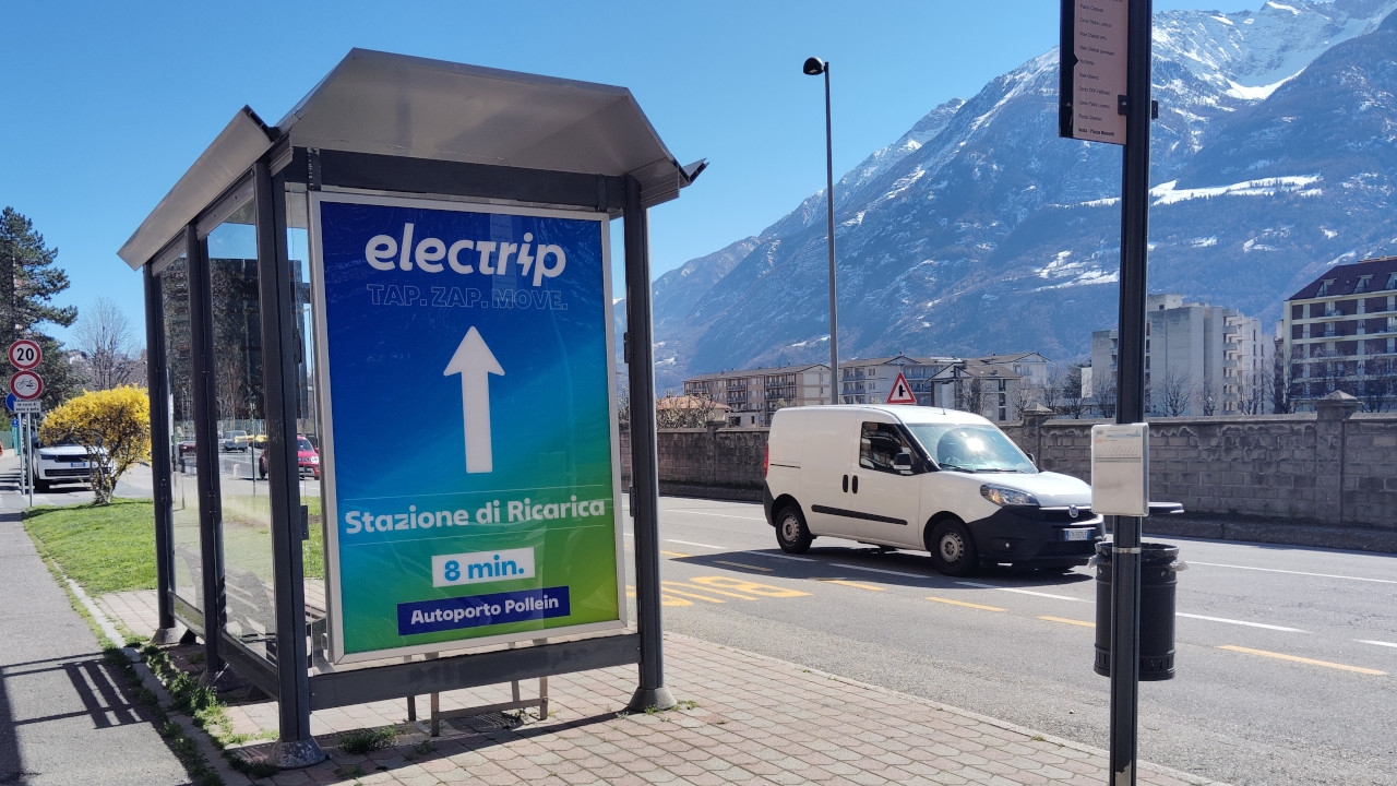 HOMEPAGE 12 Pubblicità di colonnine elettriche su una pensilina ad Aosta