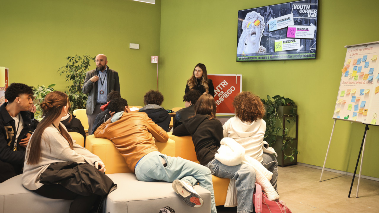 A VERRÈS INAUGURATO LO YOUTH CORNER VDA, SPORTELLO GIOVANI TRA SCUOLA E LAVORO 1 L'interno dello Youth corner di Verrès