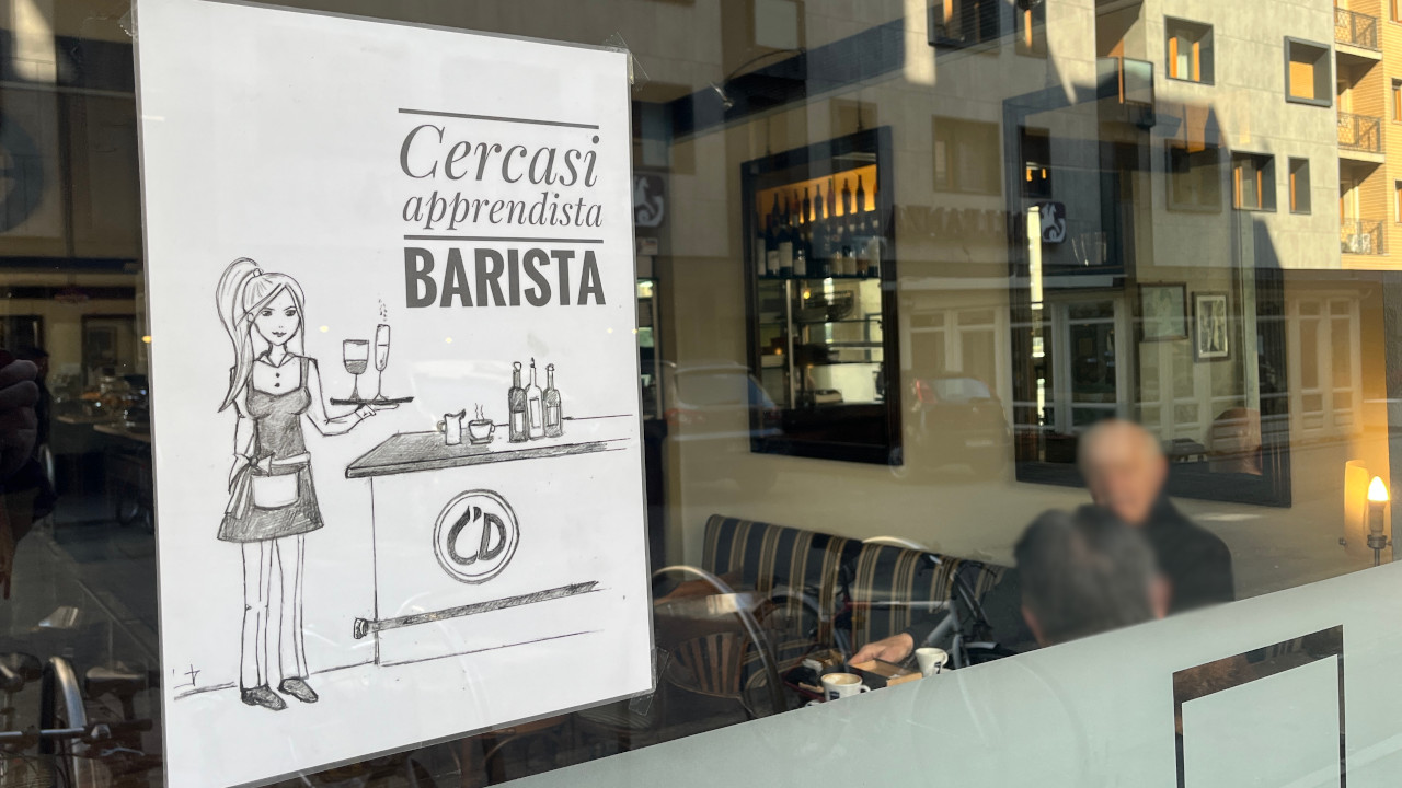 HOMEPAGE 12 Un annuncio di ricerca personale in un locale di Aosta