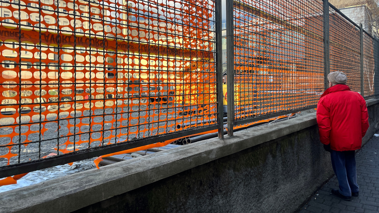 Un pensionato controlla i lavori all'ospedale regionale