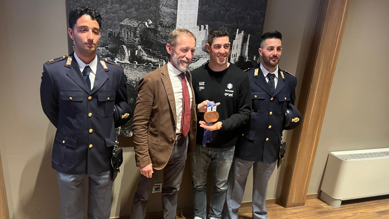 GRAN FINALE PER PELLEGRINO, DALLA REGIONE OLTRE 90MILA EURO PER LE GARE DI ST-BARTHÉLEMY 2 Federico Pellegrino con il questore di Aosta, Gian Maria Sertorio