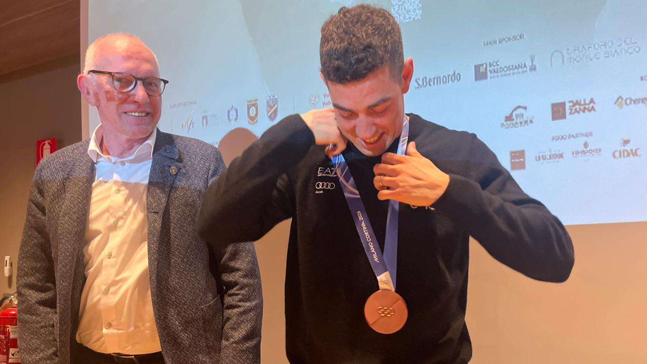 GRAN FINALE PER PELLEGRINO, DALLA REGIONE OLTRE 90MILA EURO PER LE GARE DI ST-BARTHÉLEMY 1 Federico Pellegrino con al collo una delle due medaglie olimpiche insieme a Renzo Testolin, presidente della Regione
