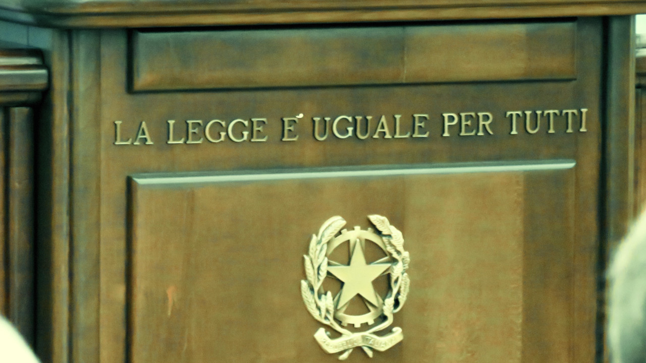 Una scritta in un tribunale valdostano