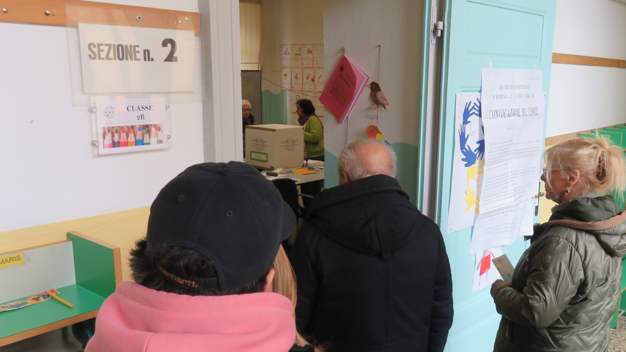 Code in un seggio aostano per votare al referendum costituzionale sulla giustizia