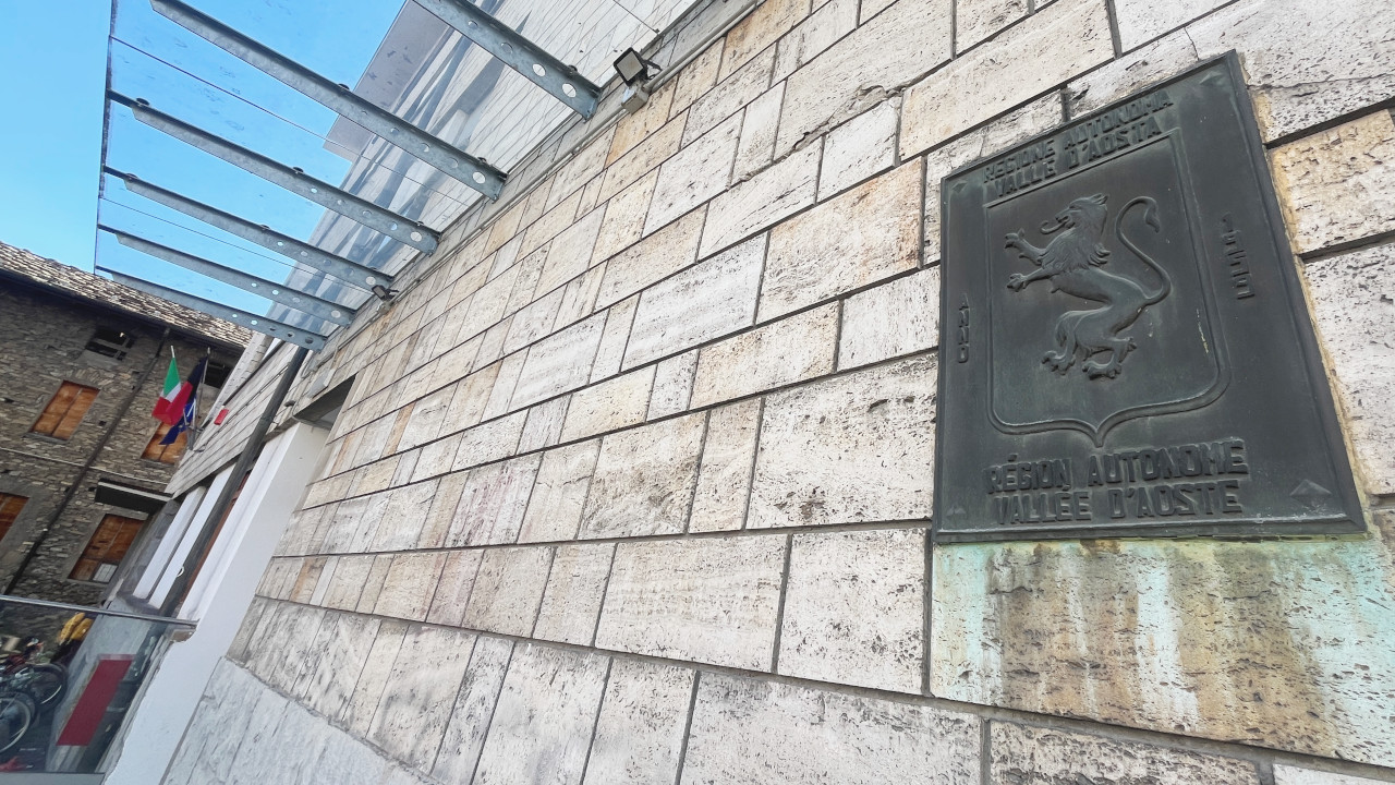 NUOVO MANZETTI, VIA LIBERA AL PROGETTO: CANTIERE DALL’ESTATE 2027 IN VIA FESTAZ 3 La targa che ricorda la costruzione nel 1955 della struttura