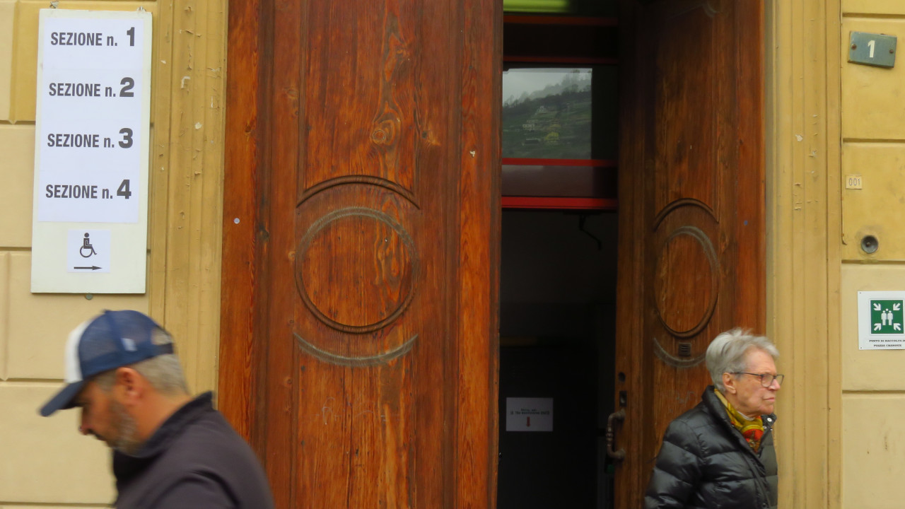 Elettori all'uscita dei seggi ad Aosta
