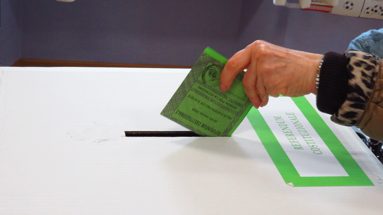 20260323_referendum_voto_mano Un momento della votazione in Valle d'Aosta al referendum costituzionale sulla giustizia