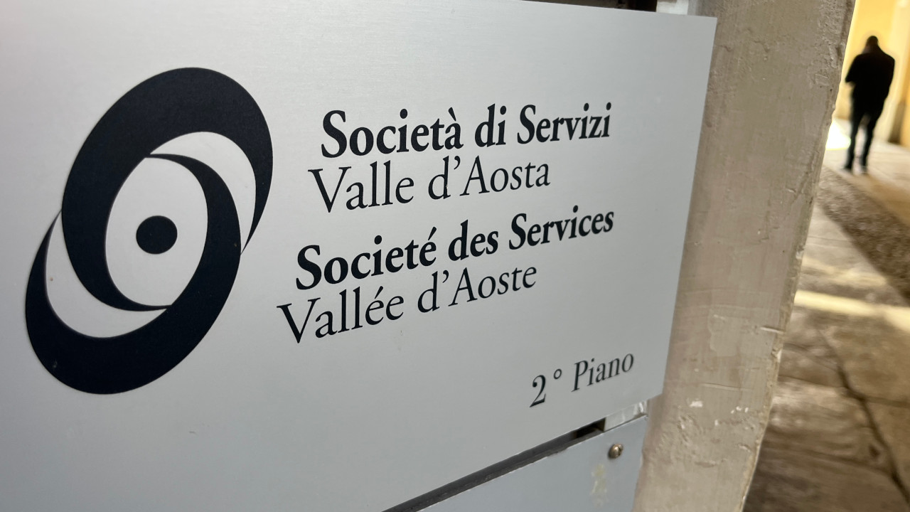 La targa della 'Società dei servizi' ad Aosta