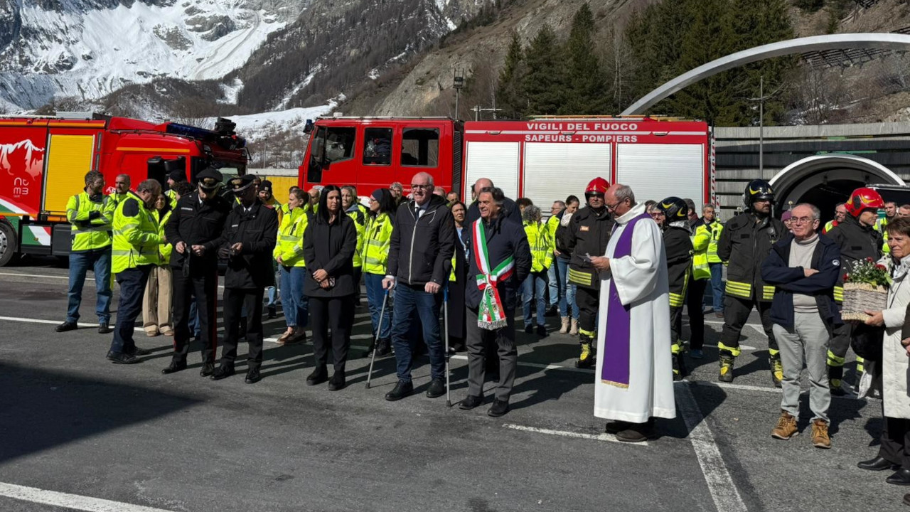 Le autorità presenti alla commemorazione del 27° anniversario del rogo del Traforo del Monte Bianco