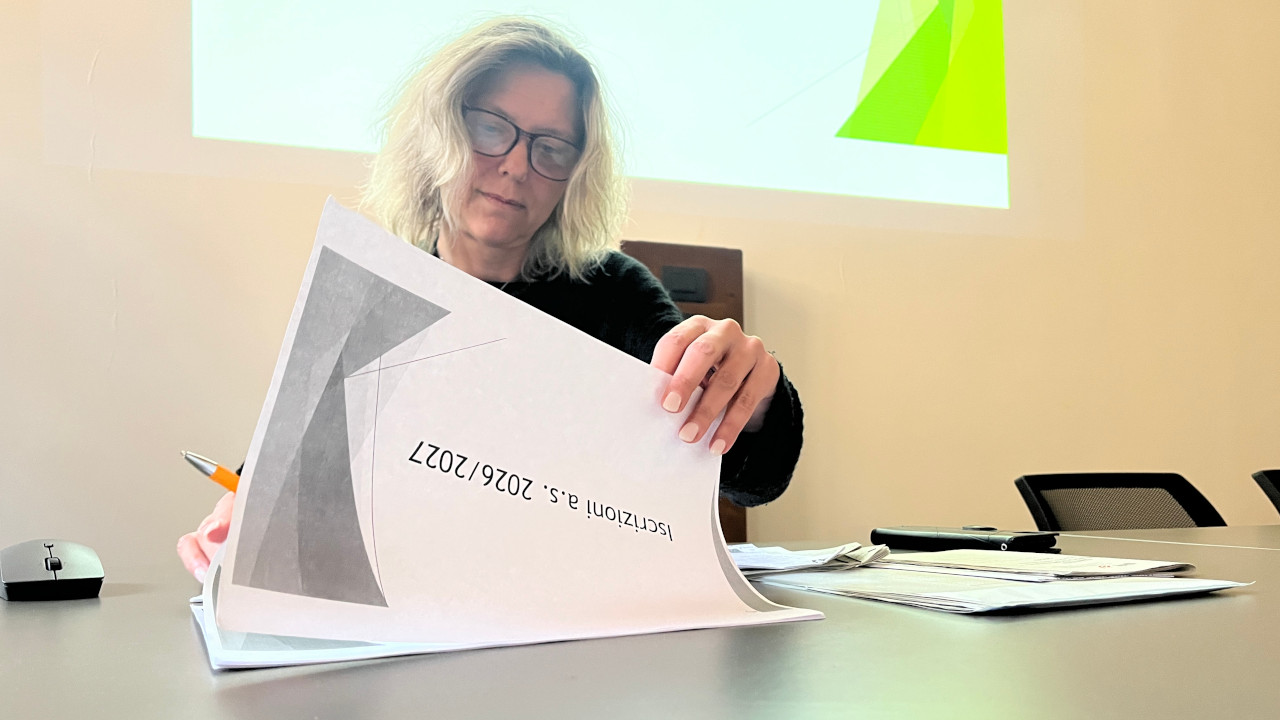 La sovrintendente Marina Fey con i dati delle iscrizioni per l'anno scolastico 2026/2027