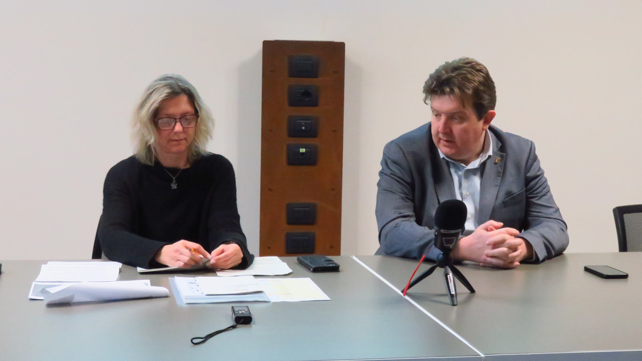 Marina Fey con l'assessore Erik Lavevaz alla presentazione dei dati delle iscrizioni per l'anno scolastico 2026/2027