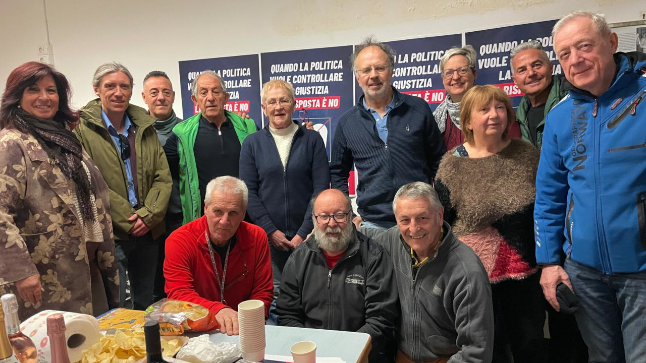 Il gruppo di Unione a Sinistra festeggia la vittoria del NO