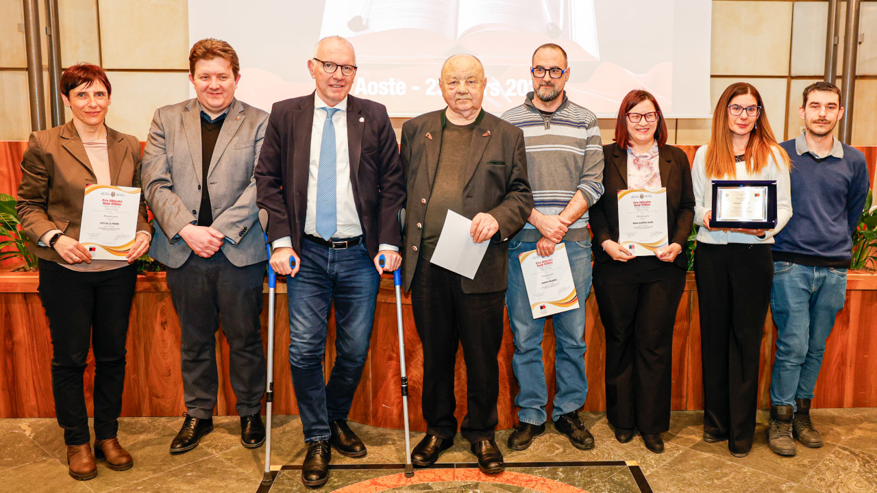 HOMEPAGE 11 I vincitori della 30ª edizione del Prix Willen insieme all'assessore Erik Lavevez ed al presidente della Regione Renzo Testolin