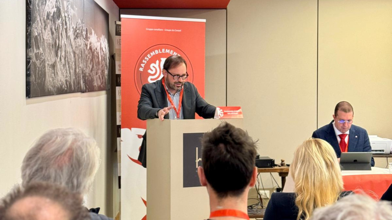 RASSEMBLEMENT VALDÔTAIN RINNOVA I VERTICI E CONFERMA LA LINEA 1 Stefano Aggravi al congresso di Rassemblement Valdôtain