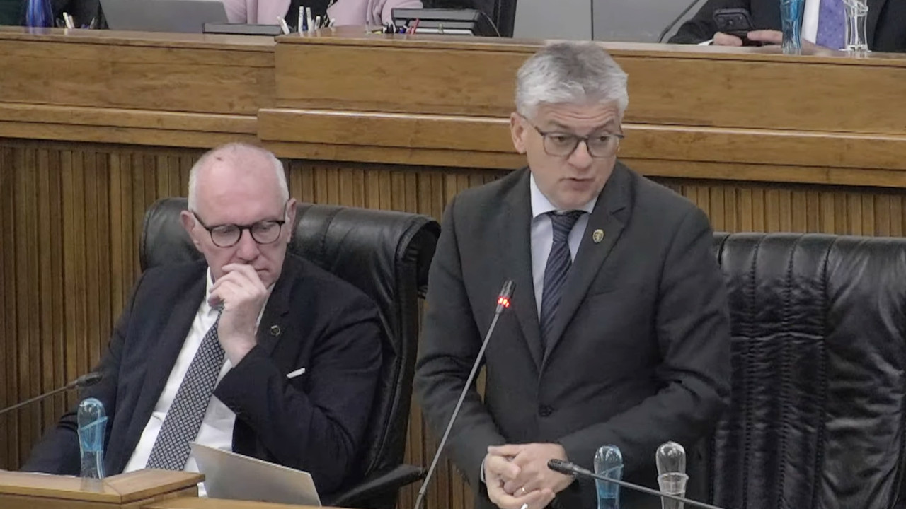 ELETTRIFICAZIONE FERROVIA AOSTA IVREA, I LAVORI A ST-CHRISTOPHE RIACCENDONO I DUBBI SUI TEMPI 2 L'assessore Luigi Bertschy in Consiglio Valle