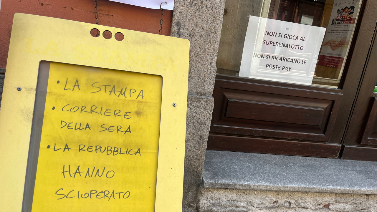 UFFICIO STAMPA DEL COMUNE DI AOSTA A ROMA: NUMERI E COMPENSI MINIMI 2 Un cartello in una rivendita aostana che ricorda lo sciopero dei giornalisti del 27 marzo 2026
