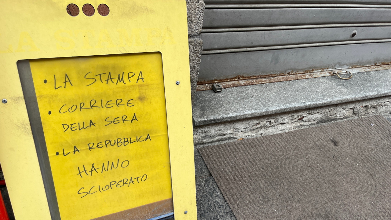 Un cartello in una rivendita aostana che ricorda lo sciopero dei giornalisti del 27 marzo 2026