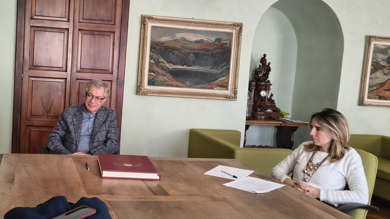 UFFICIO STAMPA DEL COMUNE DI AOSTA A ROMA: NUMERI E COMPENSI MINIMI 1 Il sindaco Raffaele Rocco ed la sua vice, Valeria Fadda