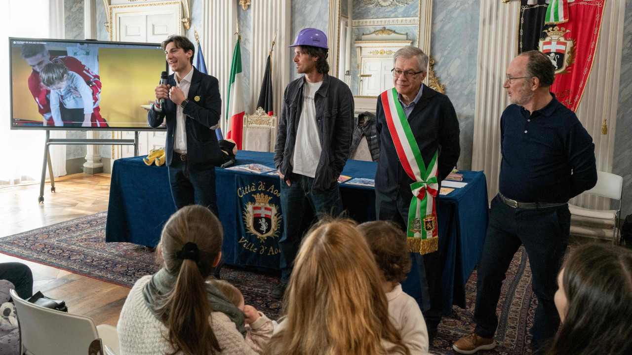 AOSTA HA ACCOLTO I NUOVI NATI DEL 2025 NELLA “GIORNATA DELLA GENTILEZZA” 1 Nicolò Munier, Luca Nardi, Raffaele Rocco e Luca Peano durante la 'Giornata della gentilezza'