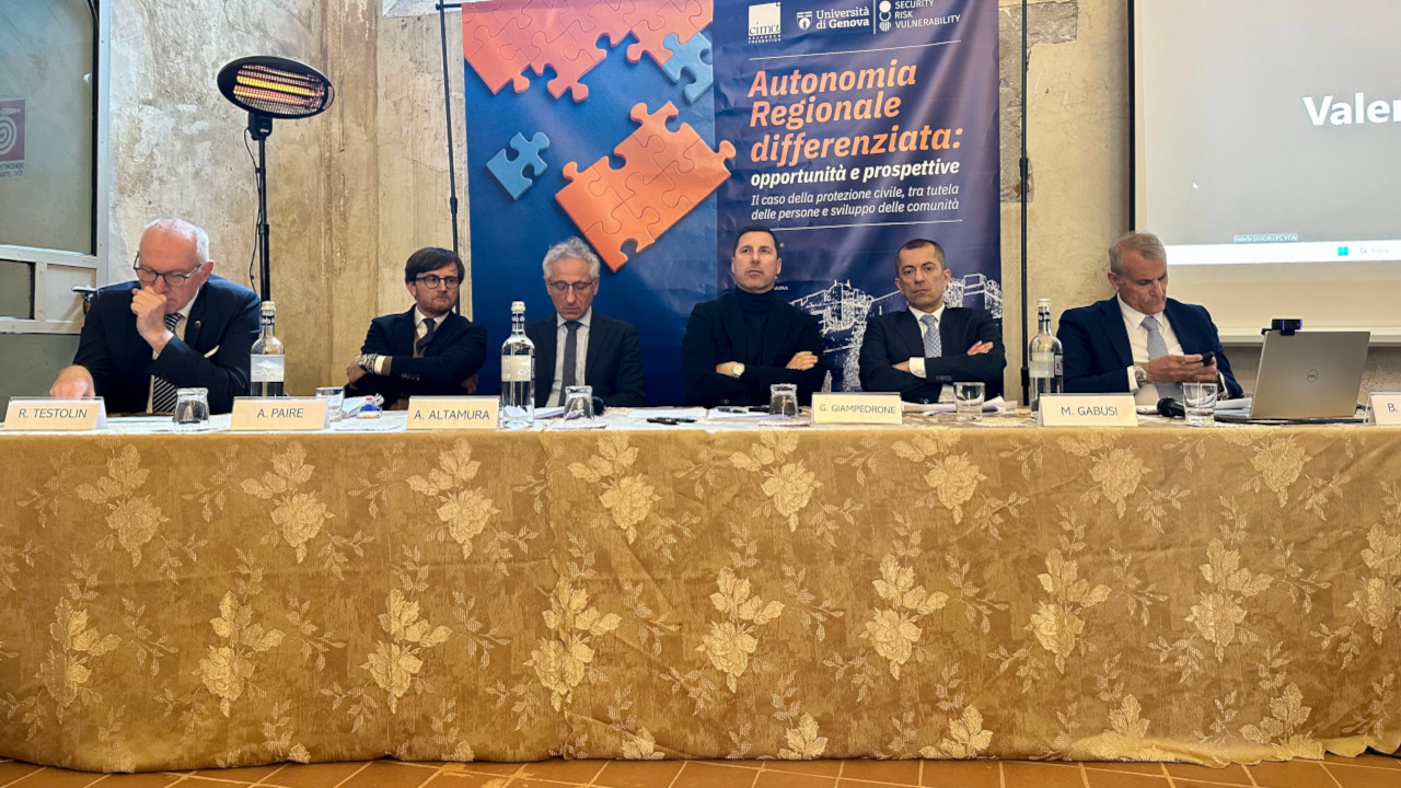 HOMEPAGE 13 Il tavolo dei relatori dell'incontro sulla Protezione civile di Fondazione Cima