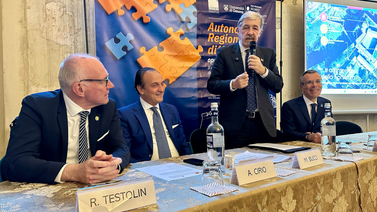 A SAVONA RENZO TESTOLIN HA PORTATO IL MODELLO VALDOSTANO DI PROTEZIONE CIVILE 1 Renzo Testolin, presidente della Valle d'Aosta ed Alberto Cirio, presidente del Piemonte, ascoltano Marco Bucci, presidente della Liguria