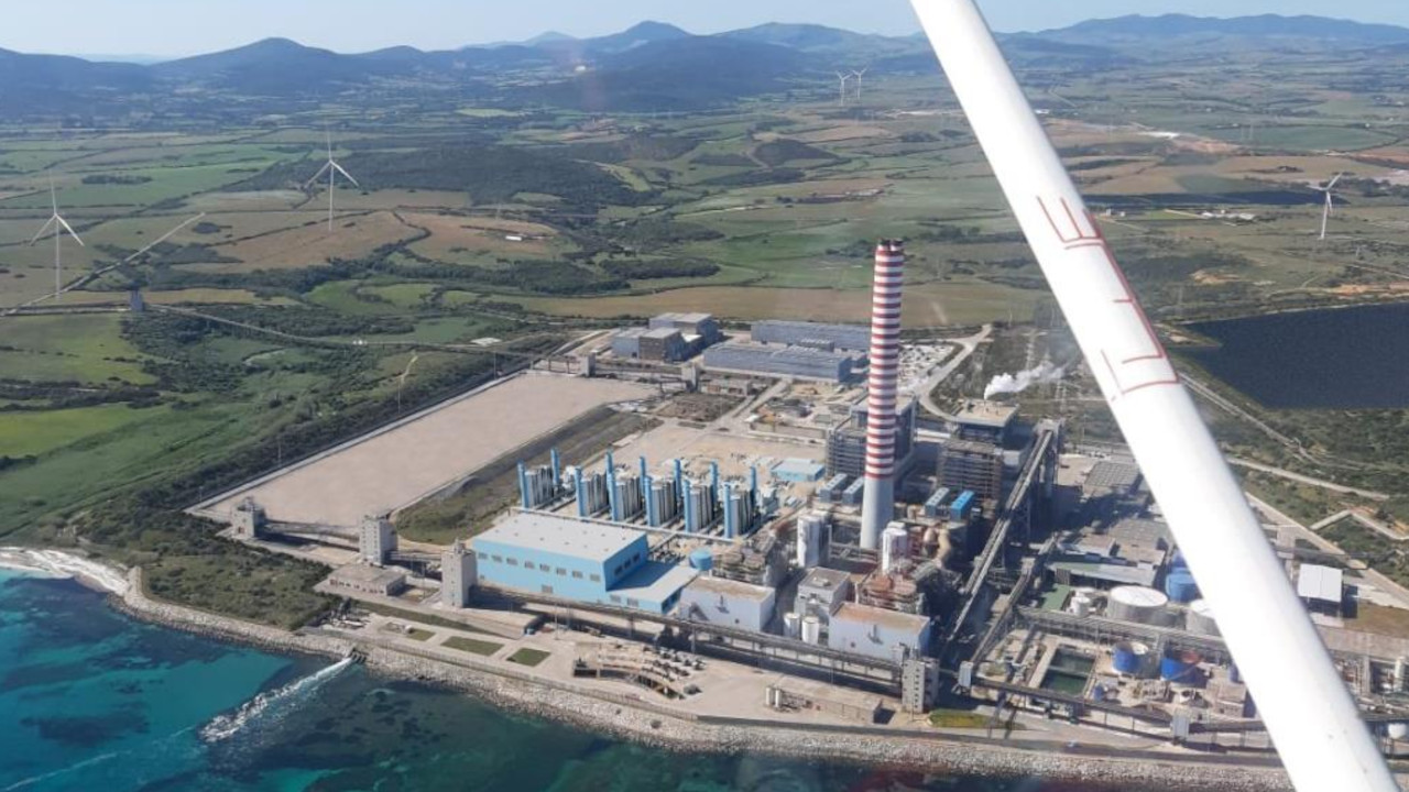 Una vista aerea della centrale di Fiumesanto, in Sardegna