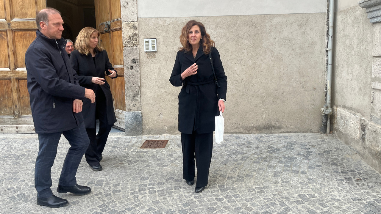La nuova questore di Aosta, Angela Cannavale, esce dal vescovado, insieme a Franca Fata dell'Ufficio di Gabinetto e al vicario Augusto Canini 