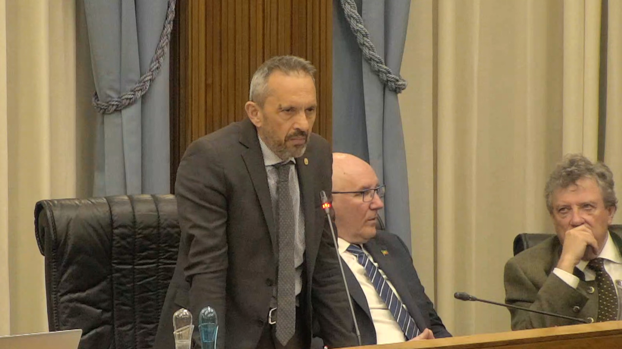 Jean-Pierre Guichardaz in Consiglio Valle durante la discussione sulla mozione sul consenso libero e attuale