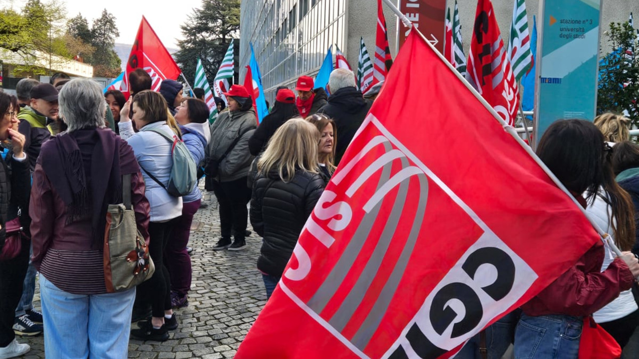 Un momento dello sciopero dei lavoratori Telecontact ad Ivrea
