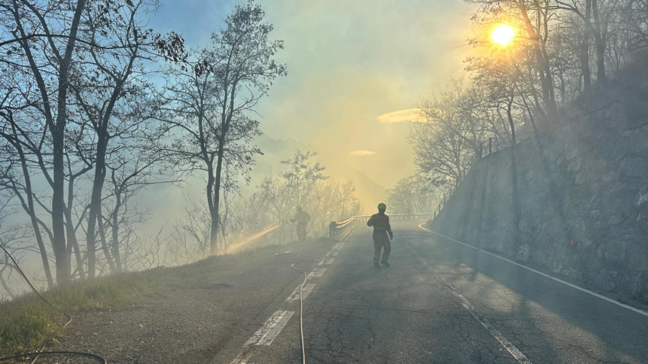 Le operazioni di spegnimento dell'incendio a Nus
