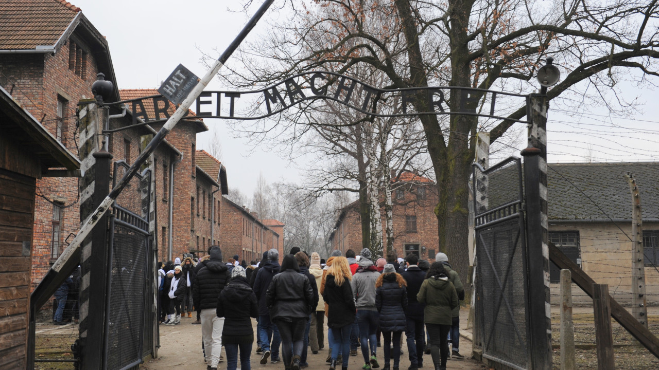 Studenti valdostani attraversano il cancello del Memoriale di Auschwitz-Birkenau