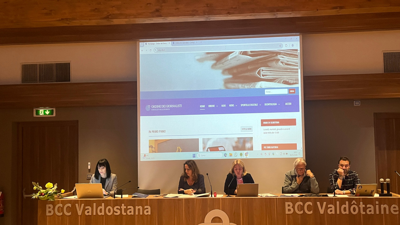 ORDINE DEI GIORNALISTI VDA, CONTI IN ROSSO E CORSI POCO SEGUITI: HA ANCORA SENSO? 1 Il tavolo dell'Assemblea dell'Ordine dei giornalisti della Valle d'Aosta: Caterina Pizzato, Francesca Soro, Sandra Bovo, Piero Minuzzo e Denis Falconieri