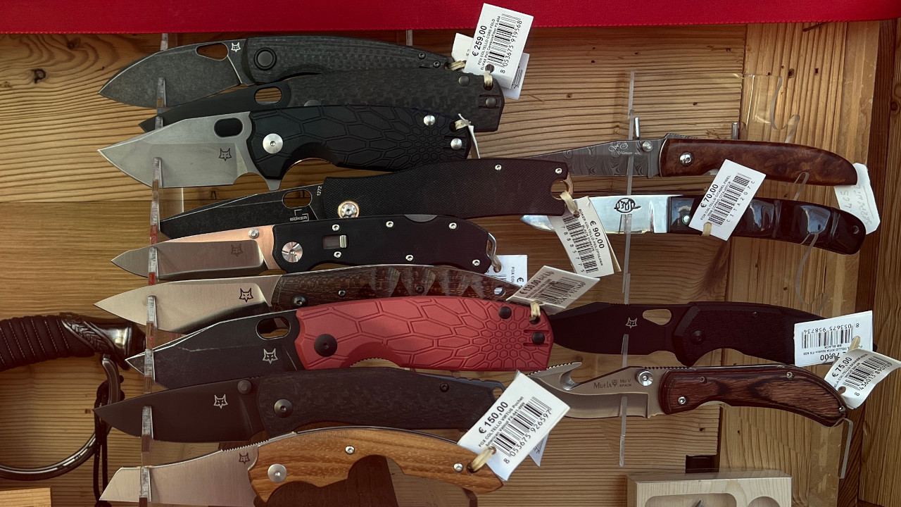 Coltelli in mostra in una vetrina di un negozio ad Aosta