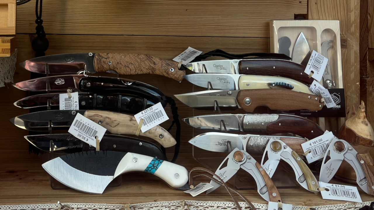COLTELLI E MINORI, LA STRETTA DEL DECRETO SICUREZZA ARRIVA NEI NEGOZI E IN MONTAGNA 2 Coltelli in mostra in una vetrina di un negozio ad Aosta