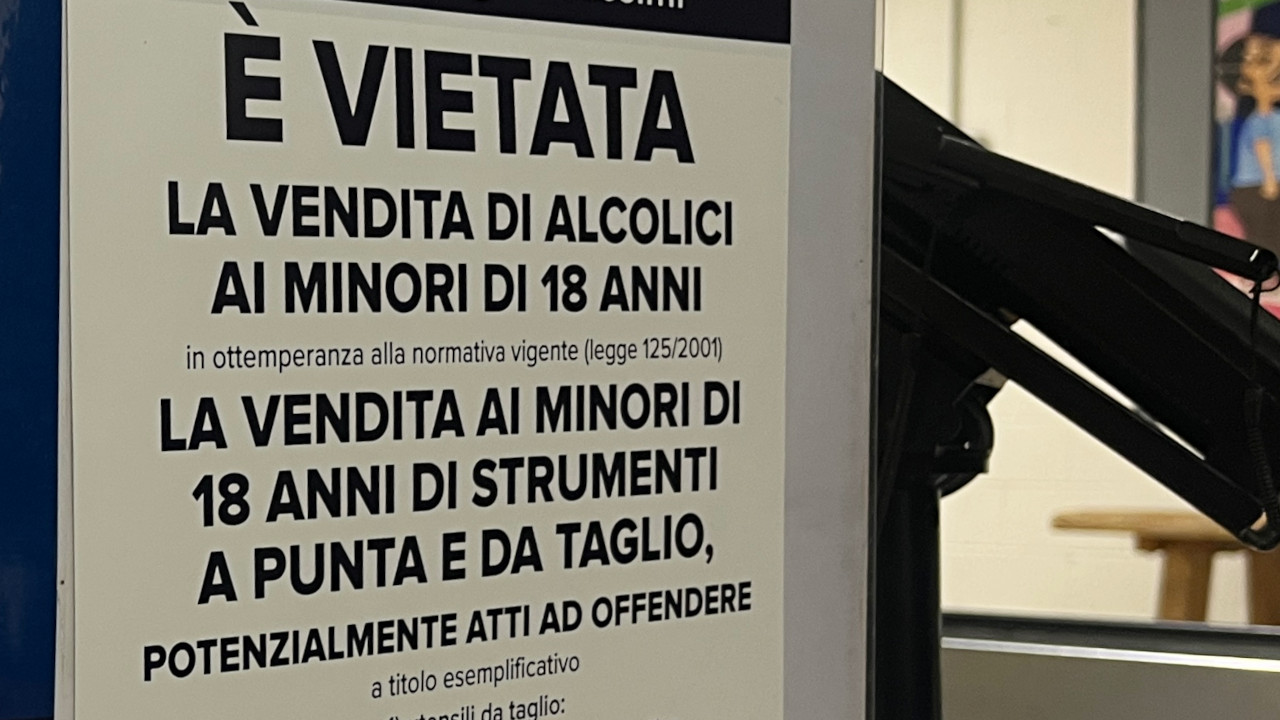 COLTELLI E MINORI, LA STRETTA DEL DECRETO SICUREZZA ARRIVA NEI NEGOZI E IN MONTAGNA 1 Il nuovo cartello di divieto di vendita di alcolici e coltelli ai minorenni