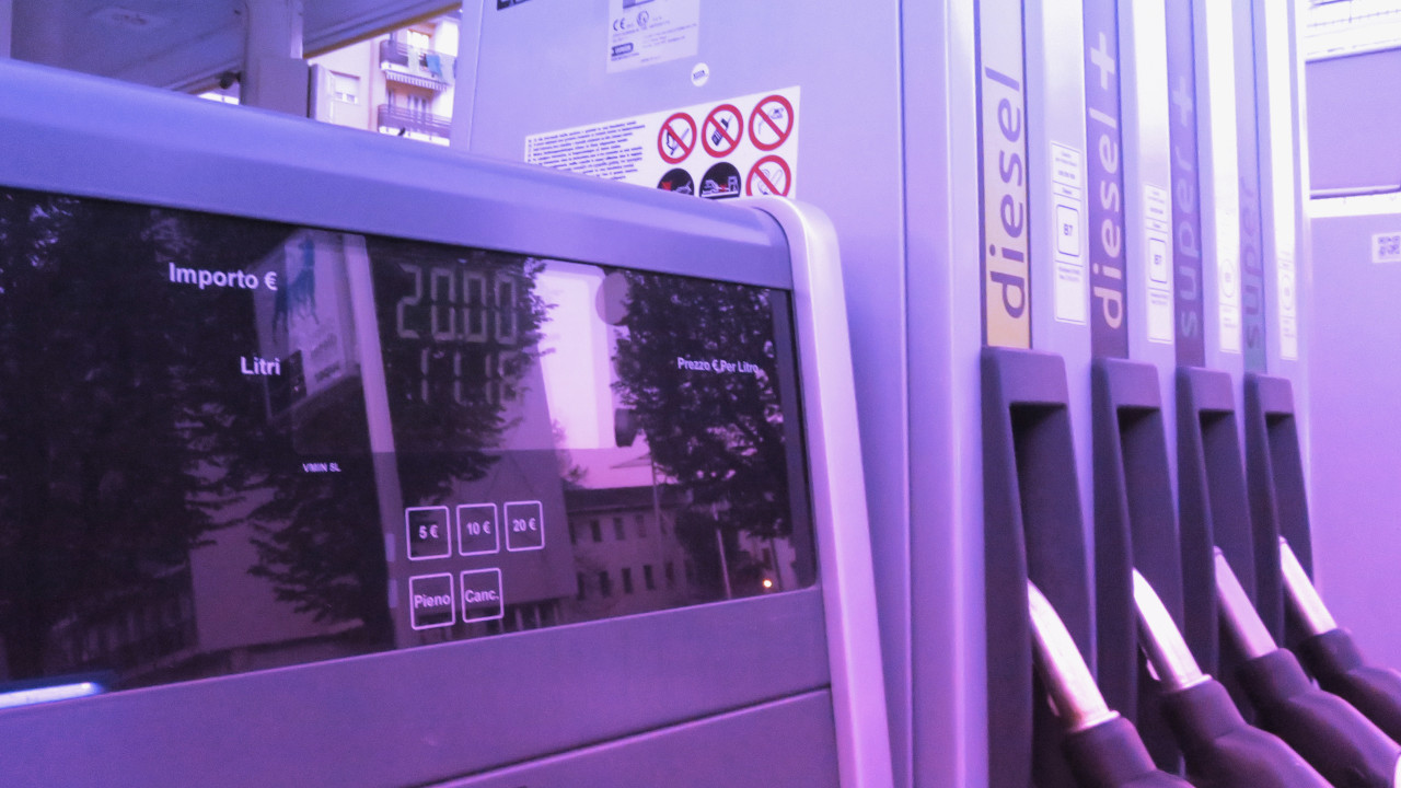 Il dettaglio di una pompa di carburante ad Aosta
