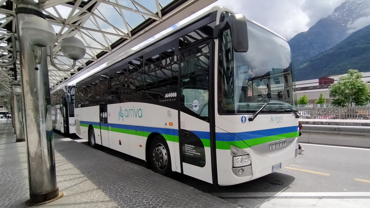 Un pullman in partenza dall'autostazione di Aosta