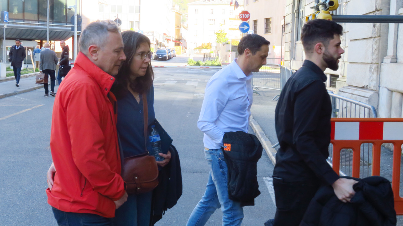 OMICIDIO LAISNE, LA CORTE D’ASSISE: 25 ANNI A TEIMA, COLPEVOLE MA NON ALL’ERGASTOLO 2 Ludwig Laisne ed Agnès Masson entrano nel palazzo di giustizia aostano