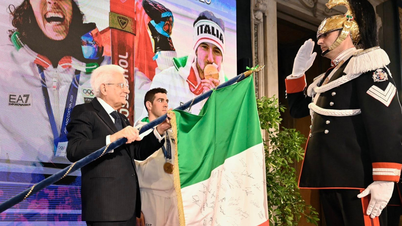 PELLEGRINO E BRIGNONE AL QUIRINALE: PER MATTARELLA SIMBOLO DELLE «OLIMPIADI DI CASA» 1 Sergio Mattarella con Federico Pellegrino durante la restituzione della bandiera