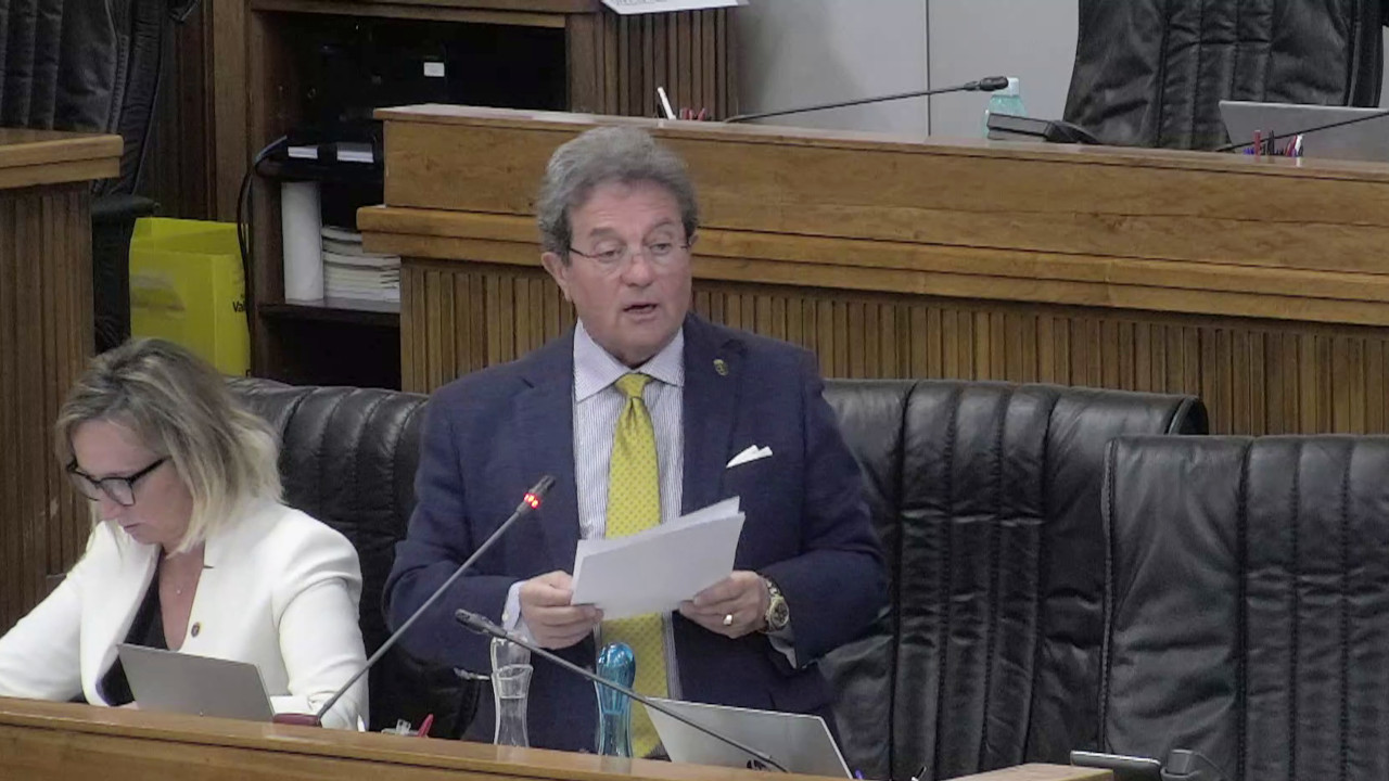 PD ALL’ATTACCO IN CONSIGLIO VALLE SULL'ACCORDO UV‑FI, CRISI ENERGETICA E BILANCIO 2 Mauro Baccega, assessore regionale al bilancio, in Consiglio Valle