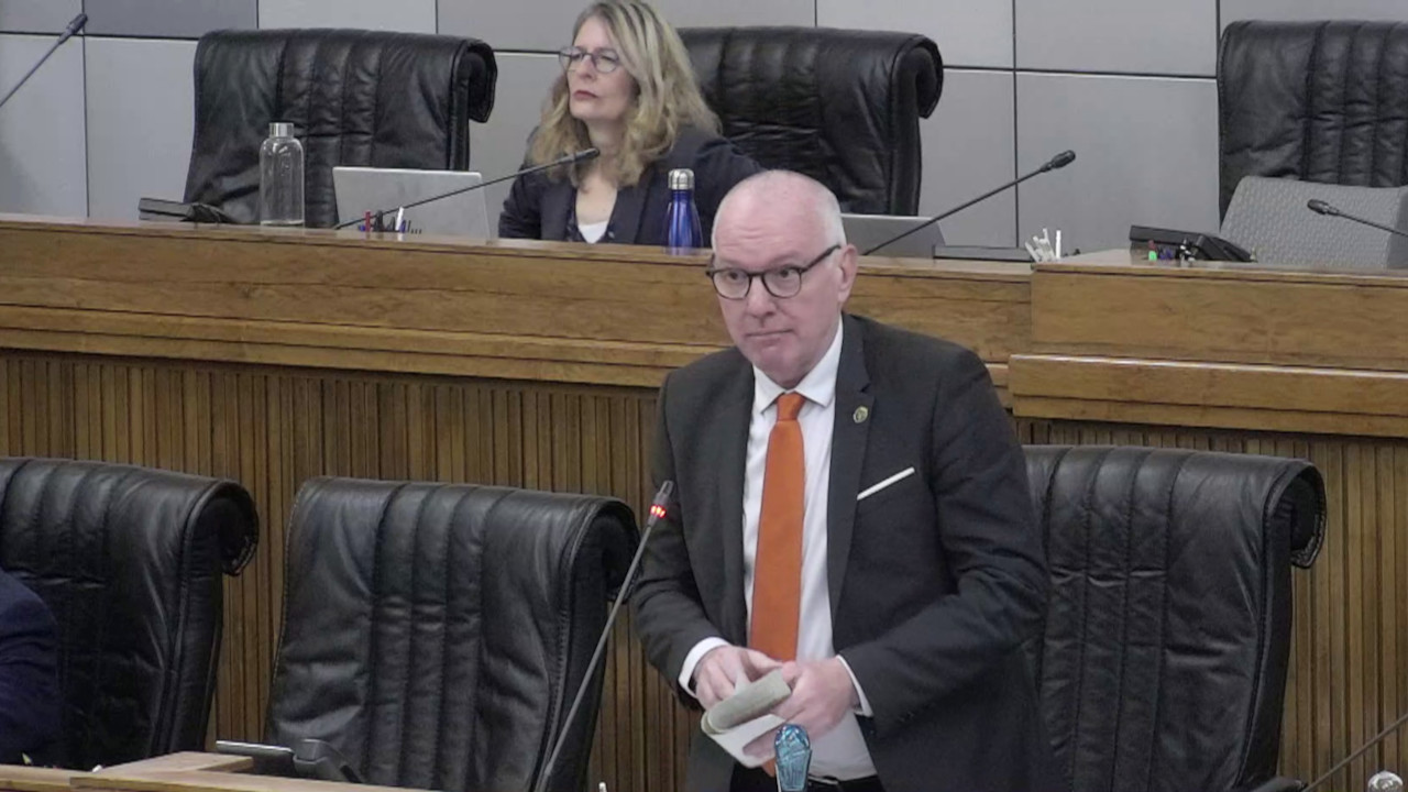 PD ALL’ATTACCO IN CONSIGLIO VALLE SULL'ACCORDO UV‑FI, CRISI ENERGETICA E BILANCIO 1 Renzo Testolin in Consiglio Valle mentre risponde a Fulvio Centoz