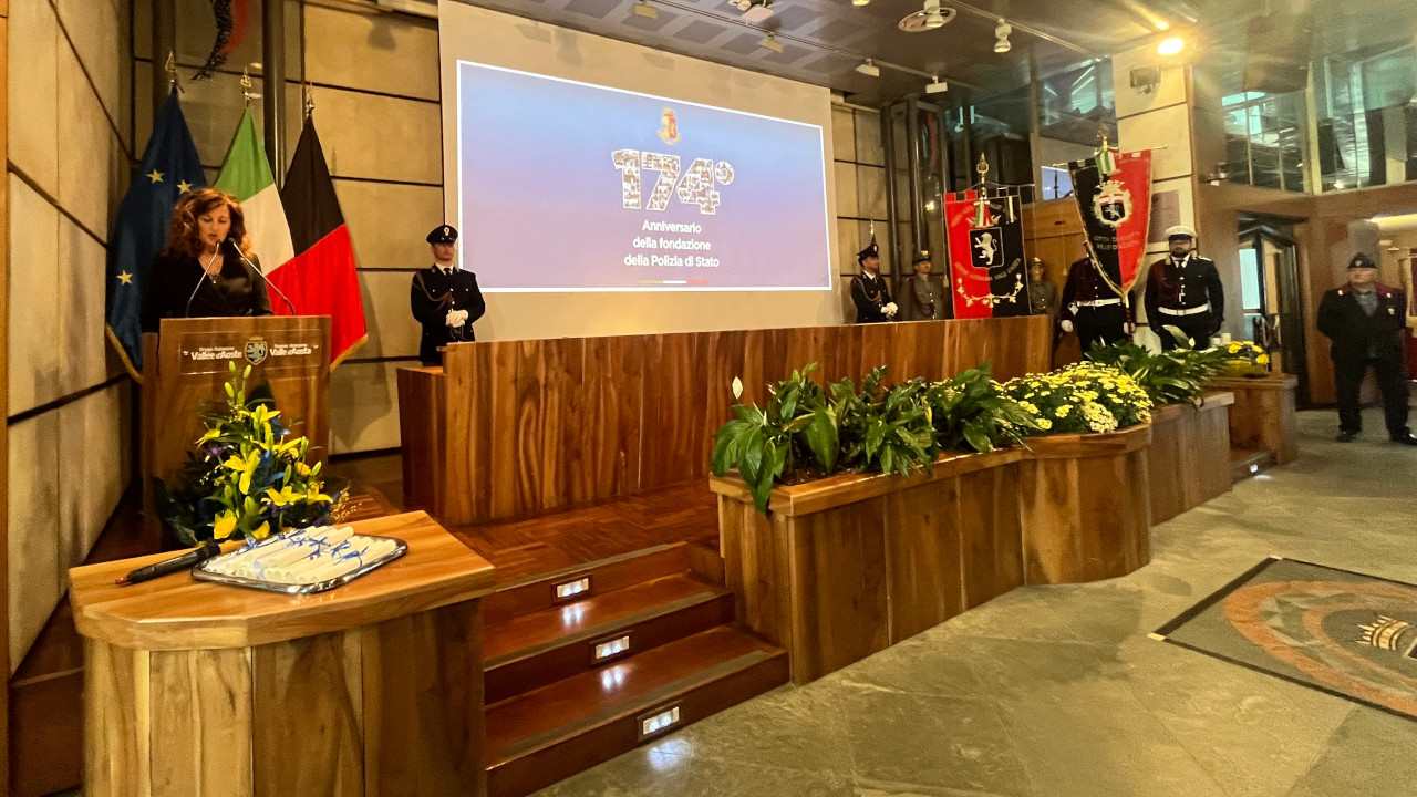 Un momento della celebrazione ad Aosta del 174° anniversario della fondazione della Polizia di Stato